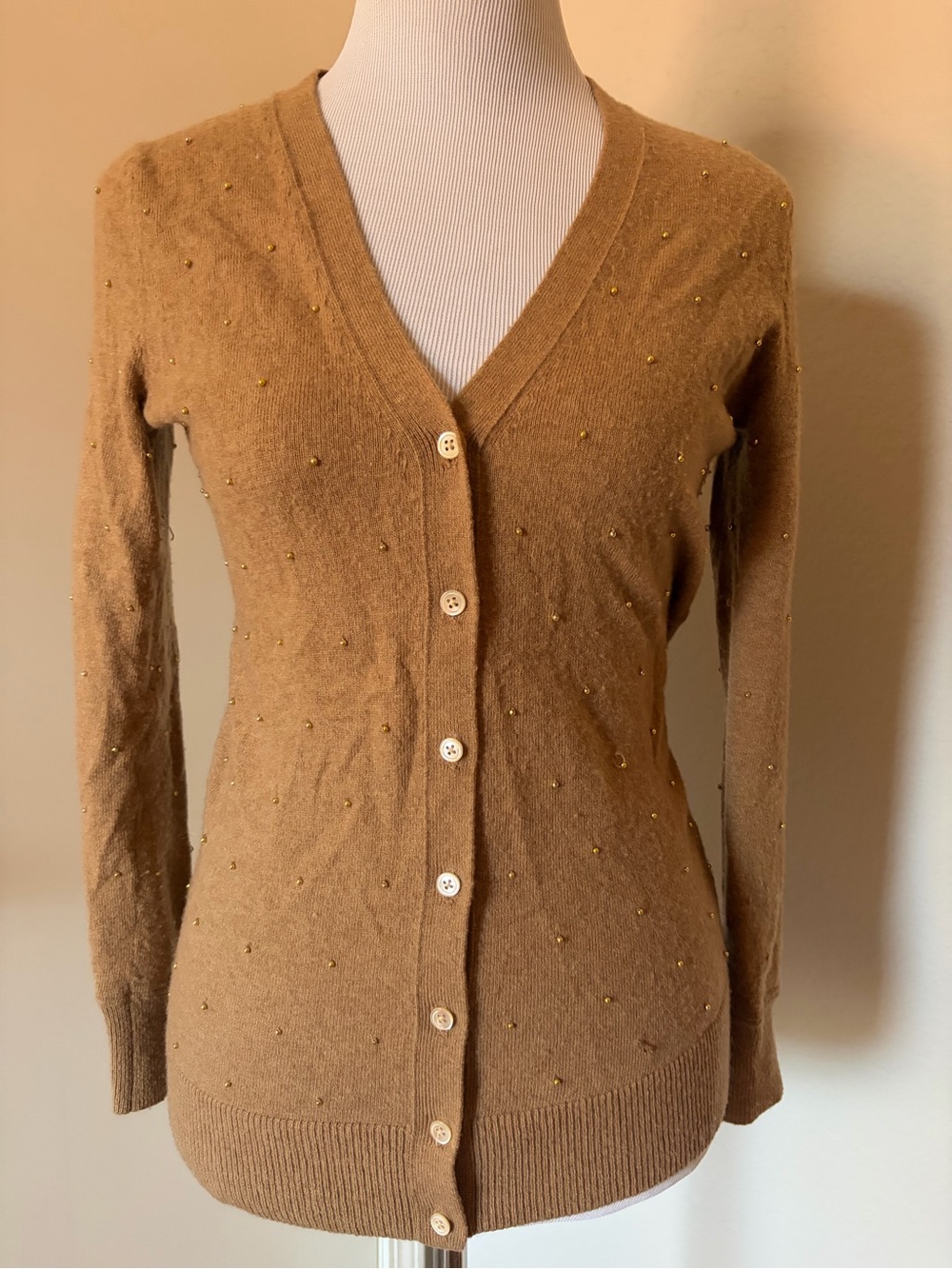 Banana Republic Camel V-Neck Beaded Button Cardigan merino wool 45%. Lightweight
